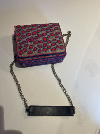 Schöne Handtasche mit Perlenstickerei