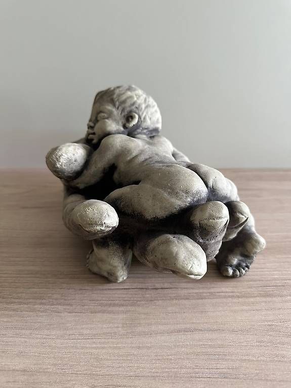 Statuette: Baby in Hand Statue aus Stein – Usato da Gebenstorf venduto da Nerdtopia 2
