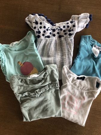 Shirts und Kleidli ca.6 bis 8jährig (Adidas)