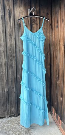 Maxikleid hellblau mit Rüschen und Schlitz Grösse M