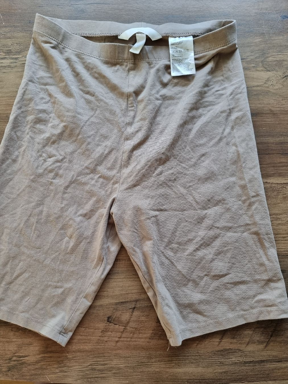 H&M Leggings: Kurze Radlerhose beige  – Usato da Altstätten SG venduto da melii._.98