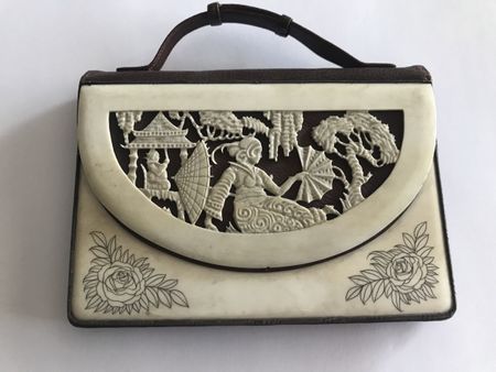 Pochette antique décorée de l’os sculptée