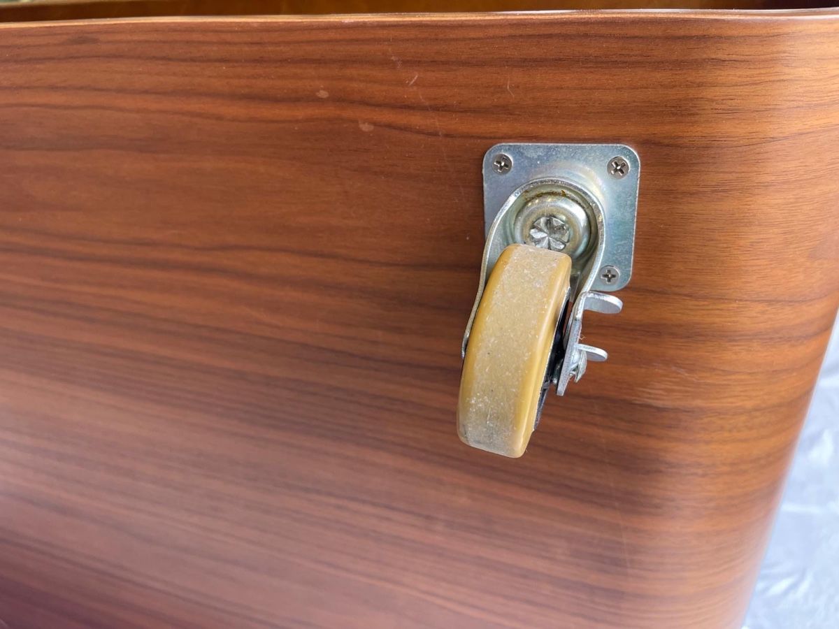 Tische: Vintage Couchtisch in Nussbaum – Gebraucht aus Luzern von Fabian_Ni 7