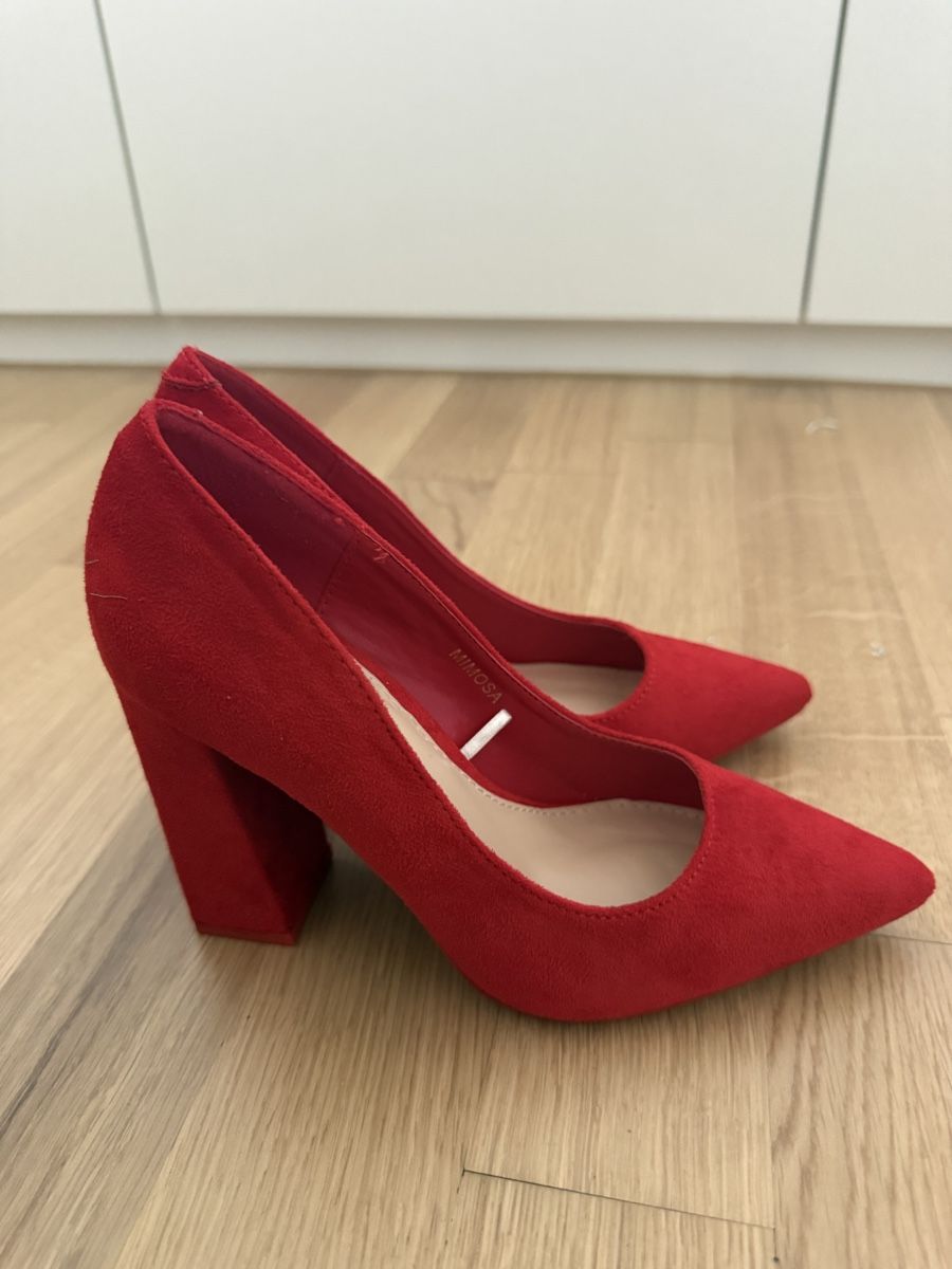 Damenschuhe: Damenschuhe rot Wildleder-Optik – Neu (gemäss Beschreibung) aus Grosswangen von mir_m556