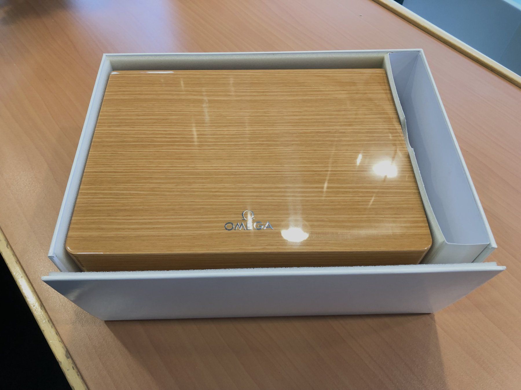 Omega Uhrenboxen: Original Omaga Box Holz – Neu und originalverpackt aus zürich von Michelbourquin 1