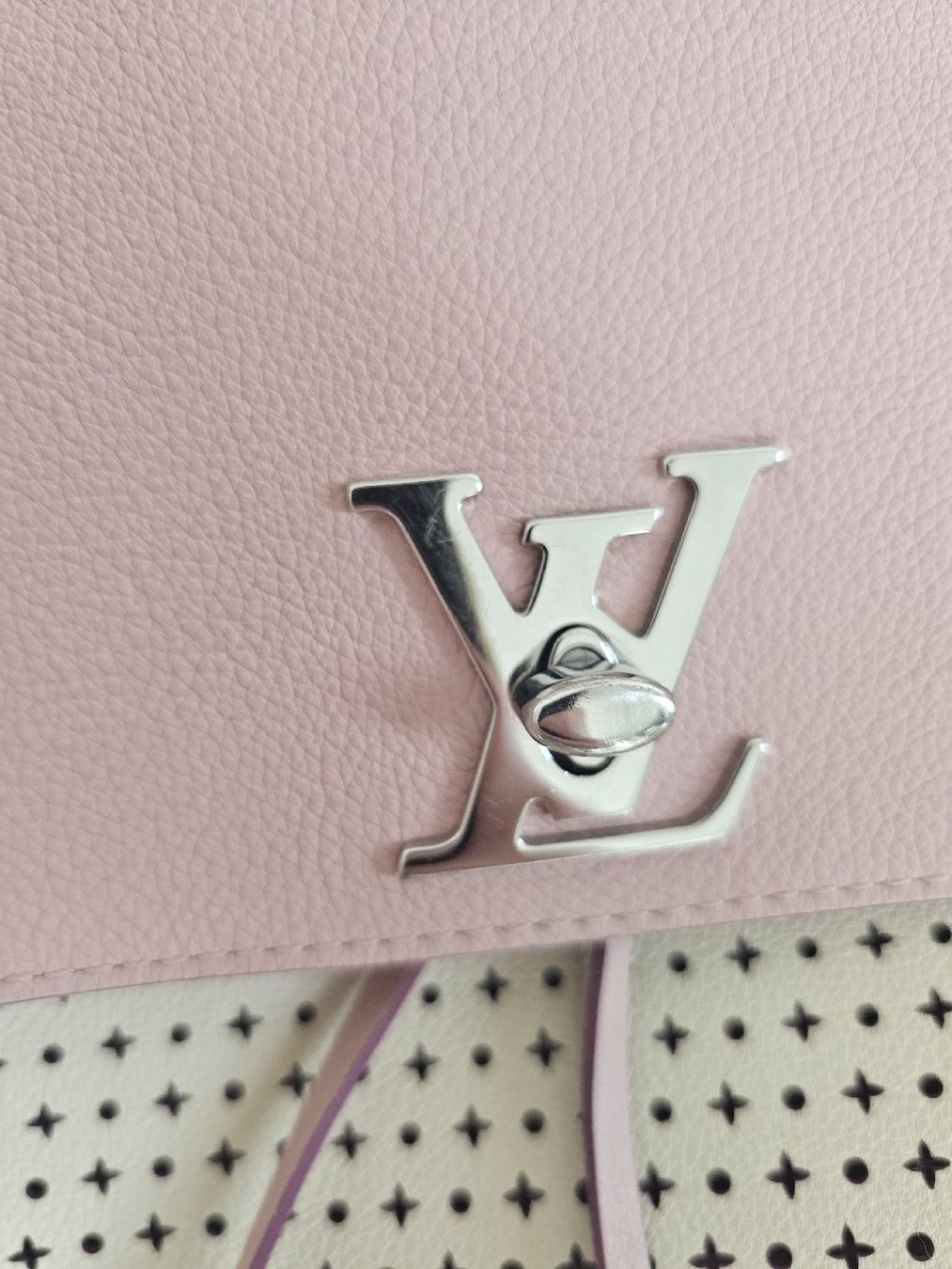 Louis Vuitton Zaini: Louis Vuitton Lockme Perfo Rucksack M54577 rosa Original – Usato da Fällanden venduto da Fairamay 5