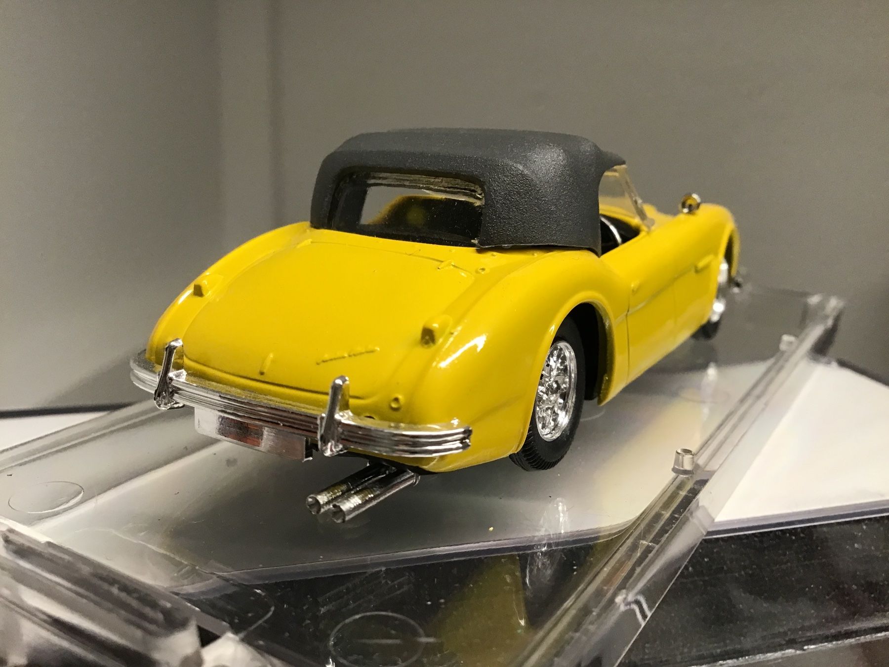 Modellini d'auto: Gelber Austin Healey Oldtimer als Miniatur 1:43 – Nuovo e nell'imballaggio originale da Männedorf venduto da Modell-Spezialisten 1