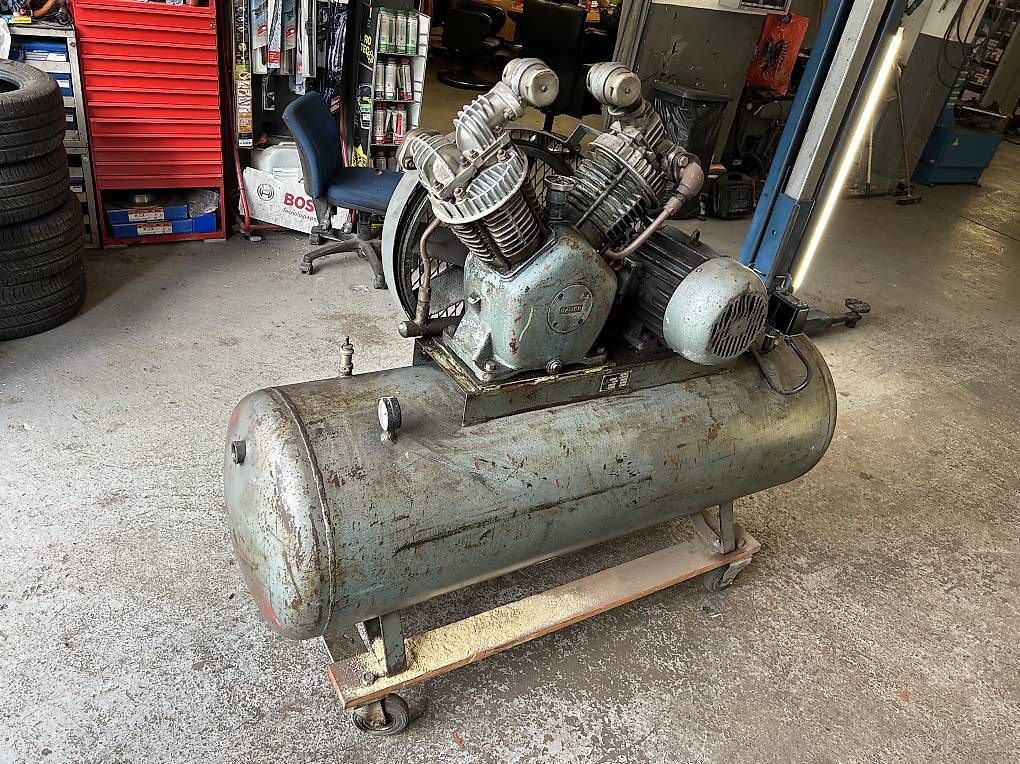 Compressori: Luft Kompressor ca. 300lt – Usato da Haldenstein venduto da albert94 1
