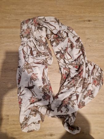 Herbstlicher Schal mit Vogelmuster