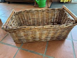 Massiver Korb aus Rattan mit Holzgriffen