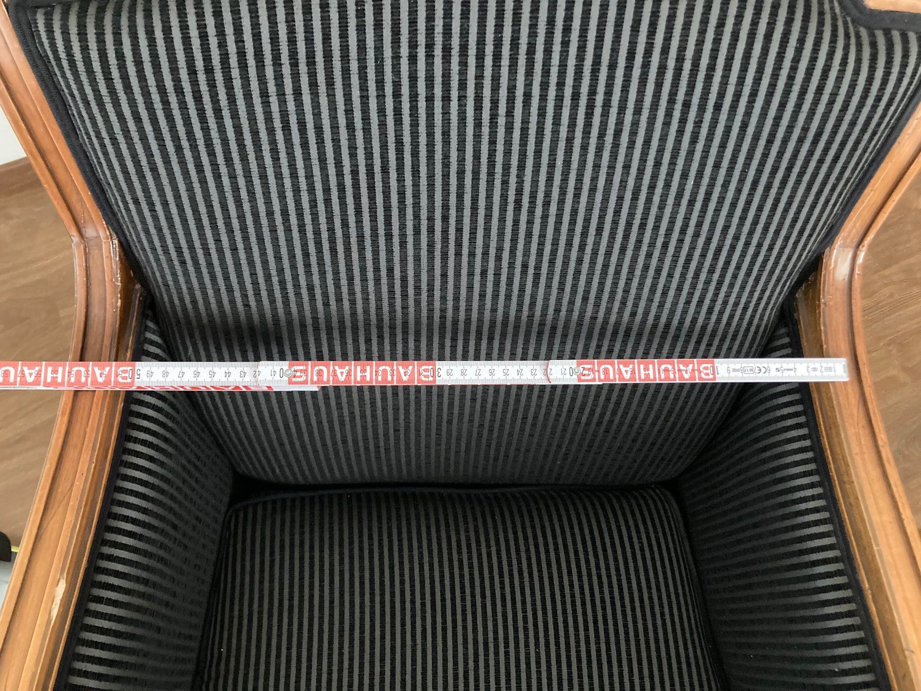 Sessel: Zwei Holzsessel mit elegantem dunkelgraum Bezug – Gebraucht aus Unterseen von amj_zz7j 1