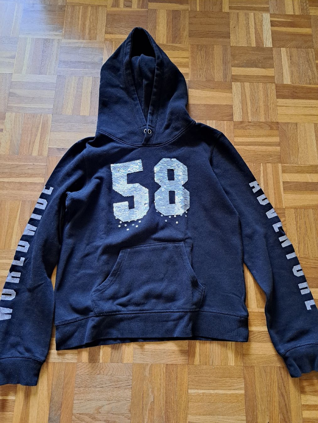 H&M Maglioni & Felpe: Kapuzenpullover schwarz Grösse ca. 158 Glitzer 58 Adventure – Usato da Muttenz venduto da DesiW88