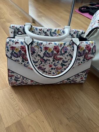 Frühlingshafte Handtasche mit Blumenmuster, neuwertig