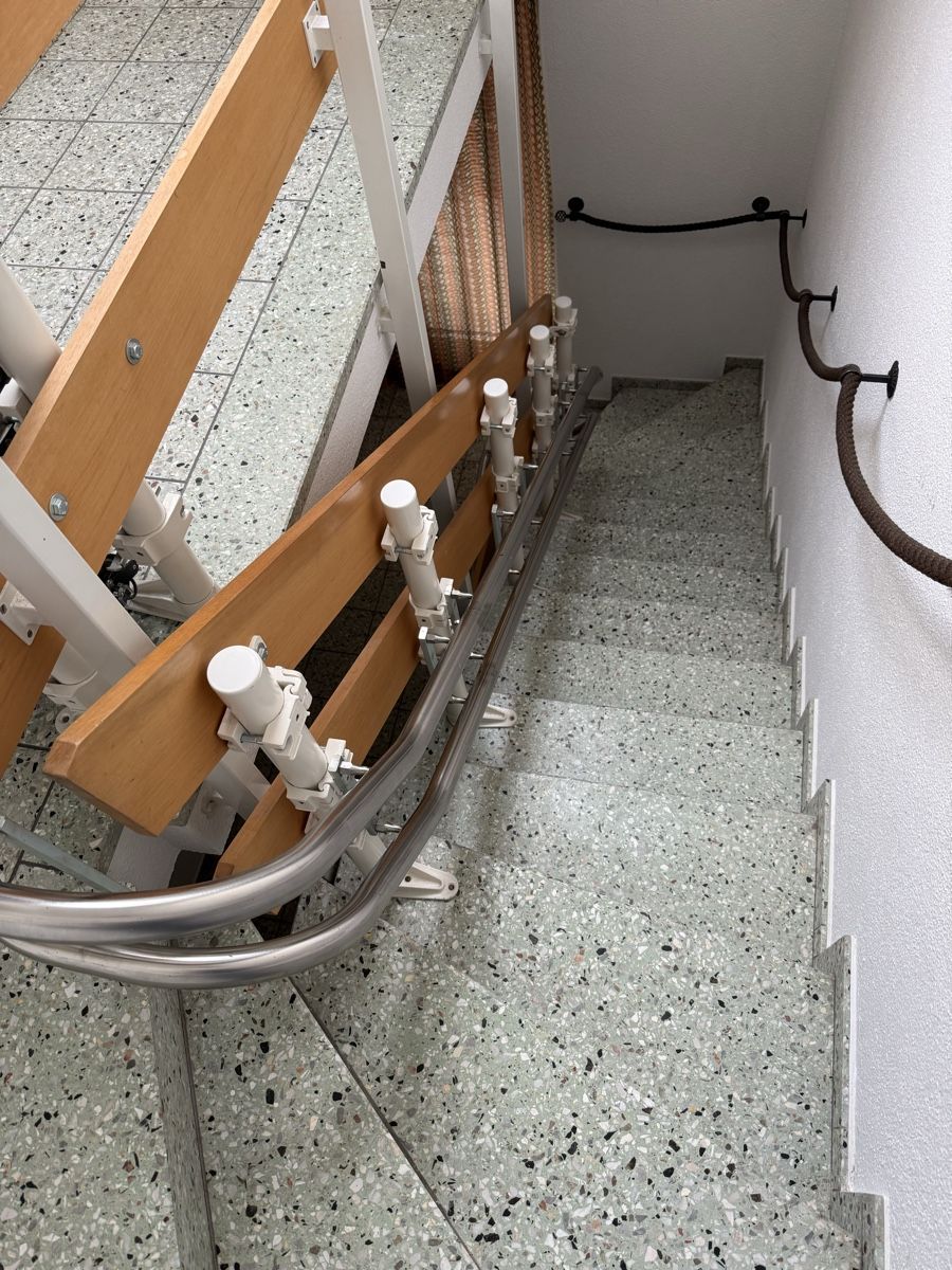 Sedie a rotelle: Treppenlift HIRO 160 Quadro – Usato da Rüfenach AG venduto da innovation-market 2