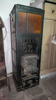 Antica stufa in ghisa e ceramica