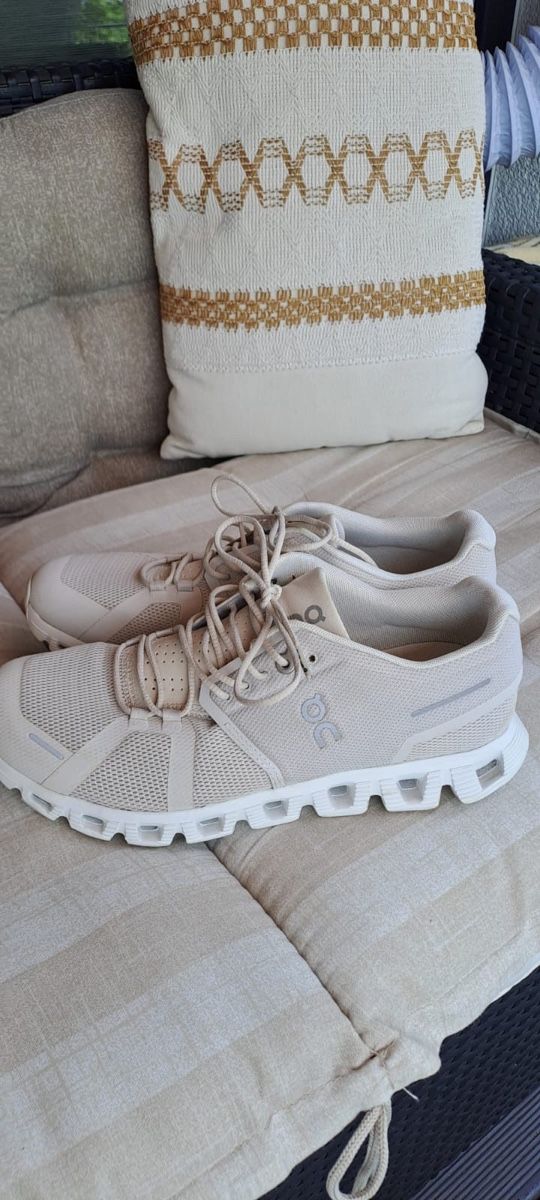 On Chaussures femmes: ON Cloud 5 Damen Grösse 40 – D'occasion à Neunkirch par misach69