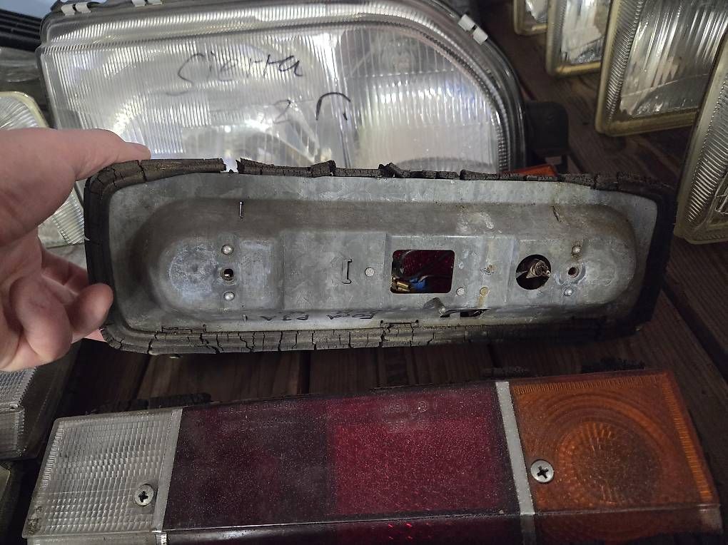 Tutti pezzi di ricambio auto: Ford Taunus Rückleuchten – Usato da Matzingen venduto da AMY-007 1