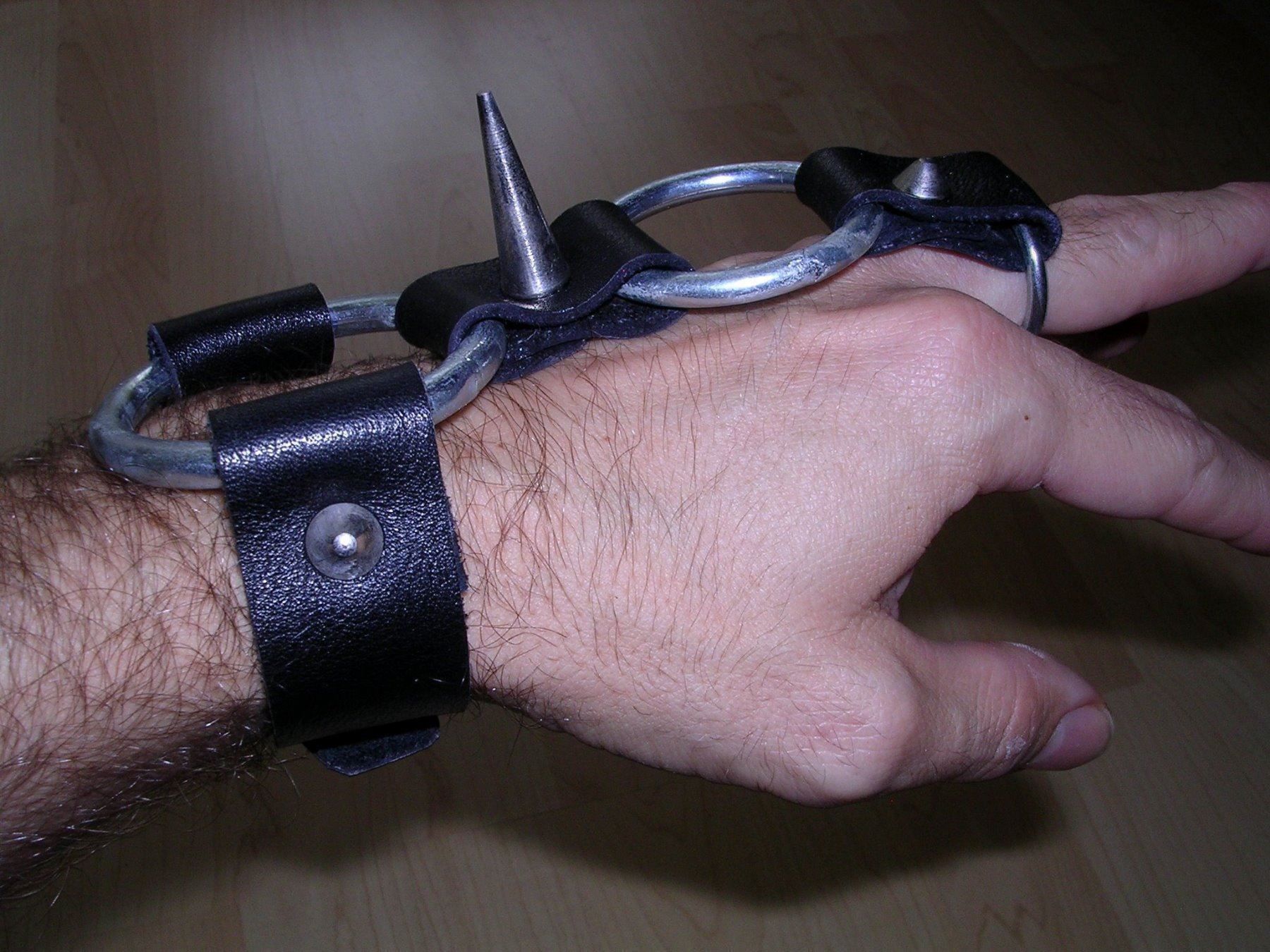 Ciondoli: Handschmuck Punk Hardcore – Nuovo e nell'imballaggio originale da Hochfelden venduto da swissice