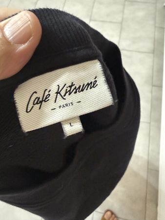 Sweatshirt Café Kitsuné schwarz Grösse L getragen