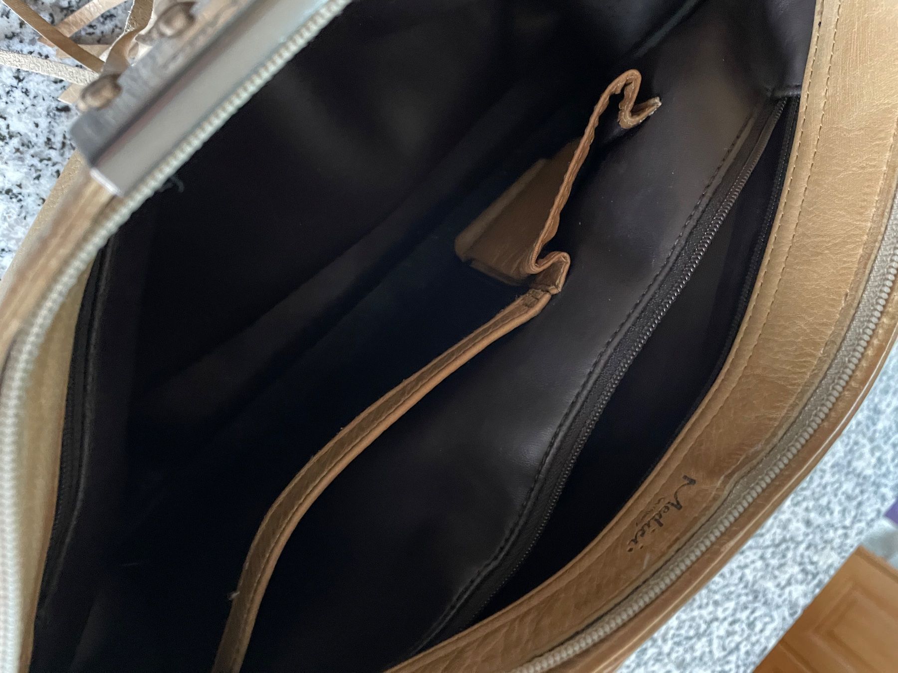 Taschen für Damen: Handtasche Leder der Marke Medici – Gebraucht aus Bremgarten AG von Honeybooker 2