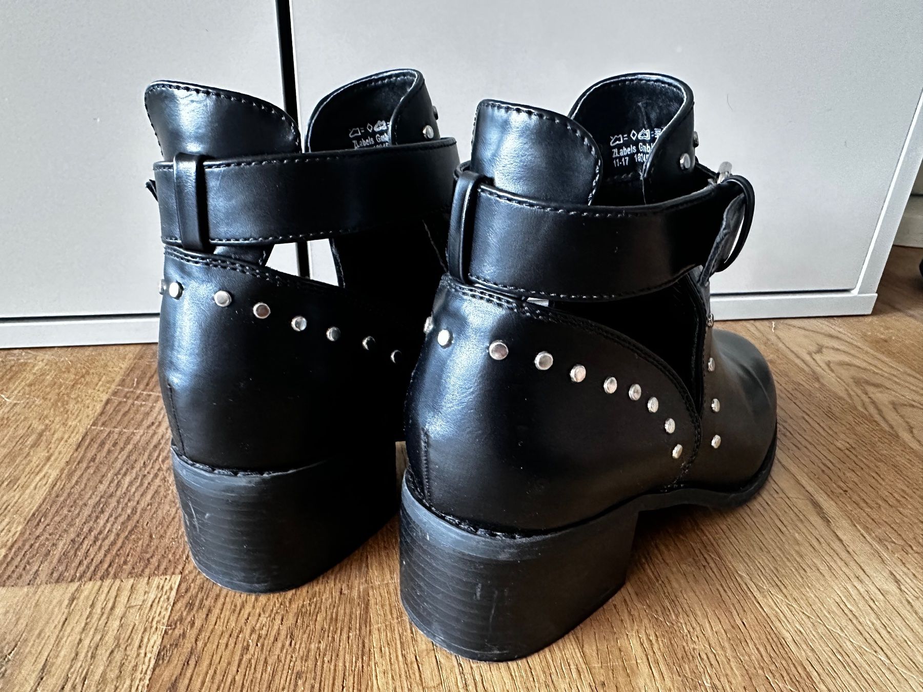 Scarpe da donna: SCHWARZE ANKLE BOOTS MIT NIETEN – Usato da Haldenstein venduto da enie123 2
