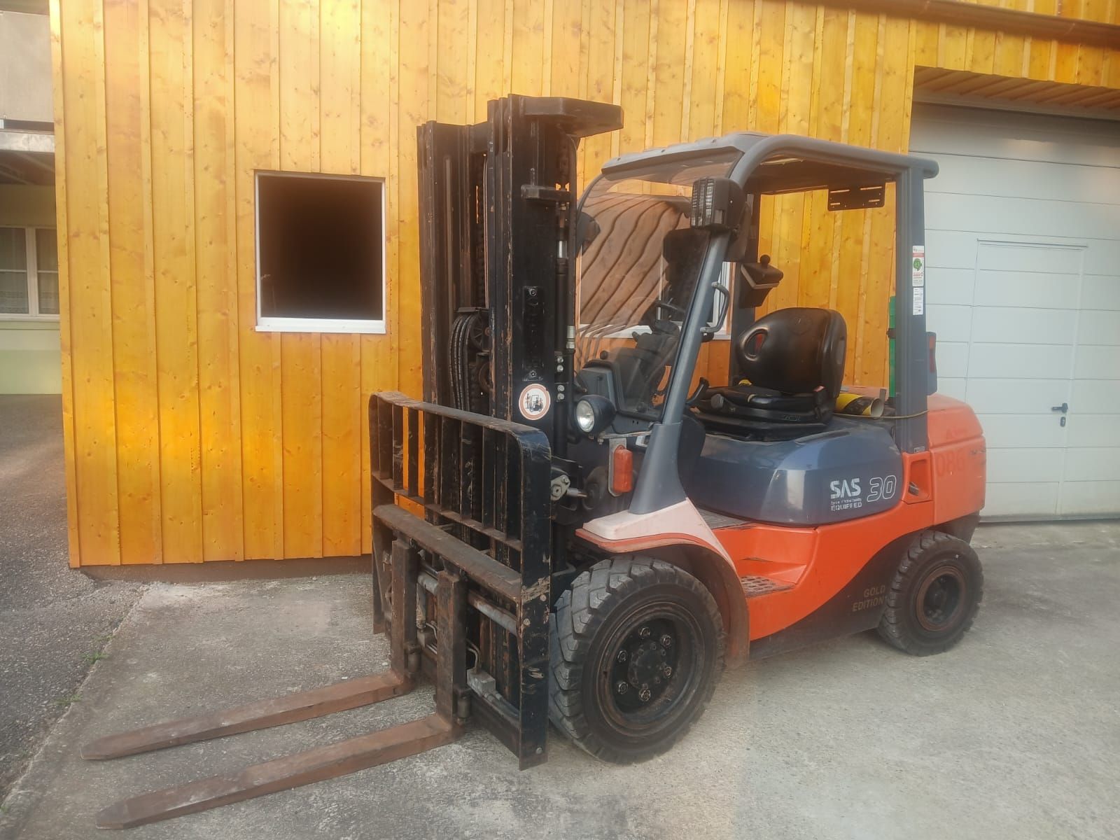 Toyota Carrelli elevatori e a forche: Toyota Stapler SAS 30 mit Ausweis – Usato da Rümlingen venduto da Nero036 1
