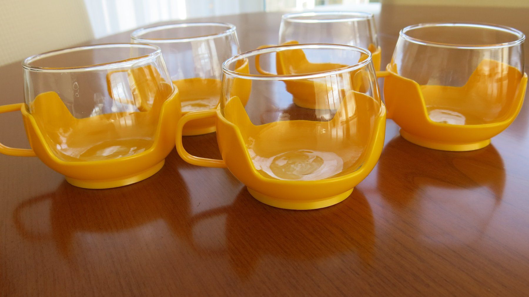 Set di piatti: Original 70ziger Jahre Teetassen – Usato da Lachen SZ venduto da artbyblondangel 3