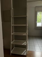 Weisses Leiterregal mit 5 Ablagen, guter gebrauchter Zustand