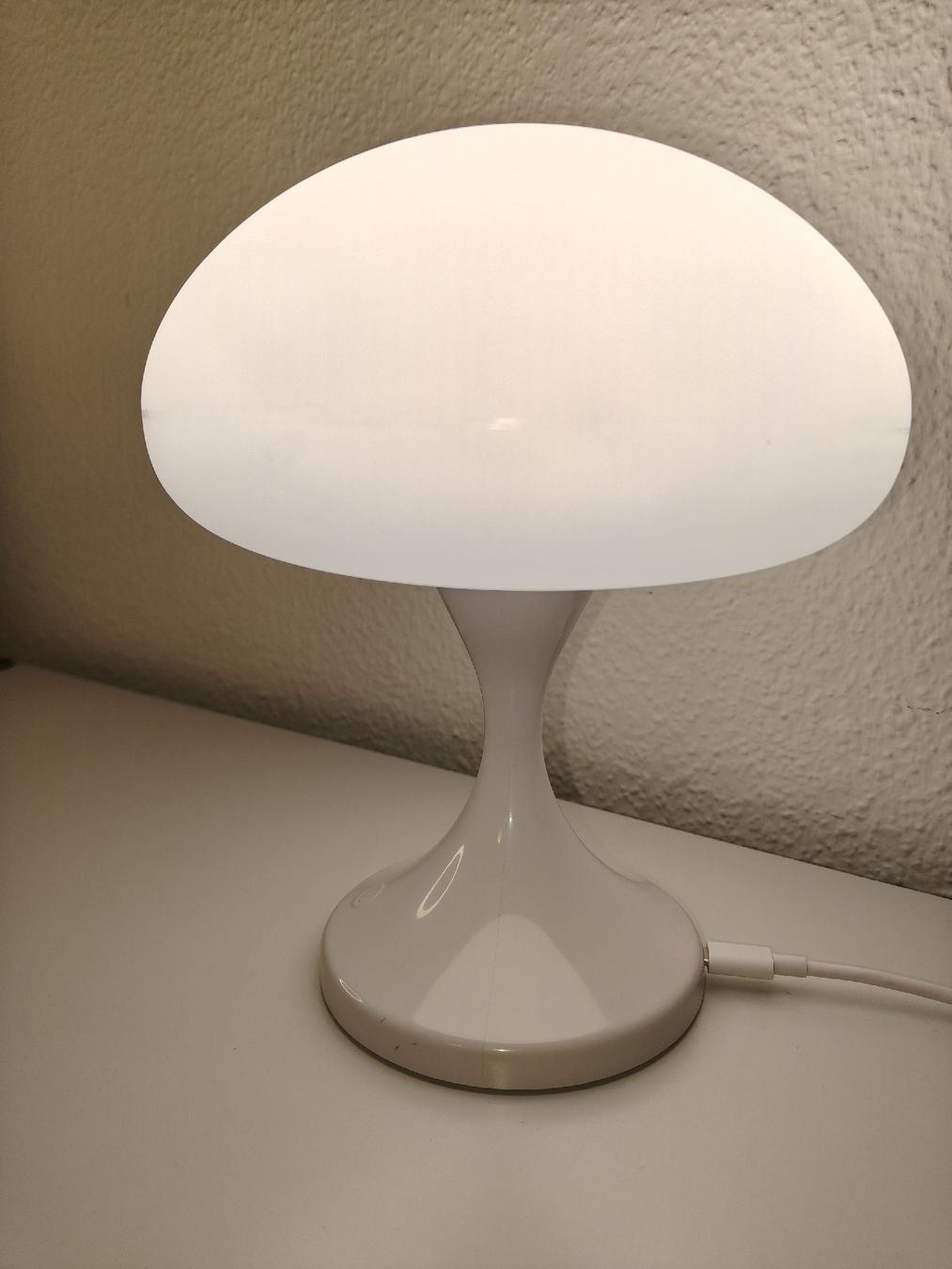 Lampade: Retro Tischlampe in Weiss – Usato da Brig venduto da pra_b5r9
