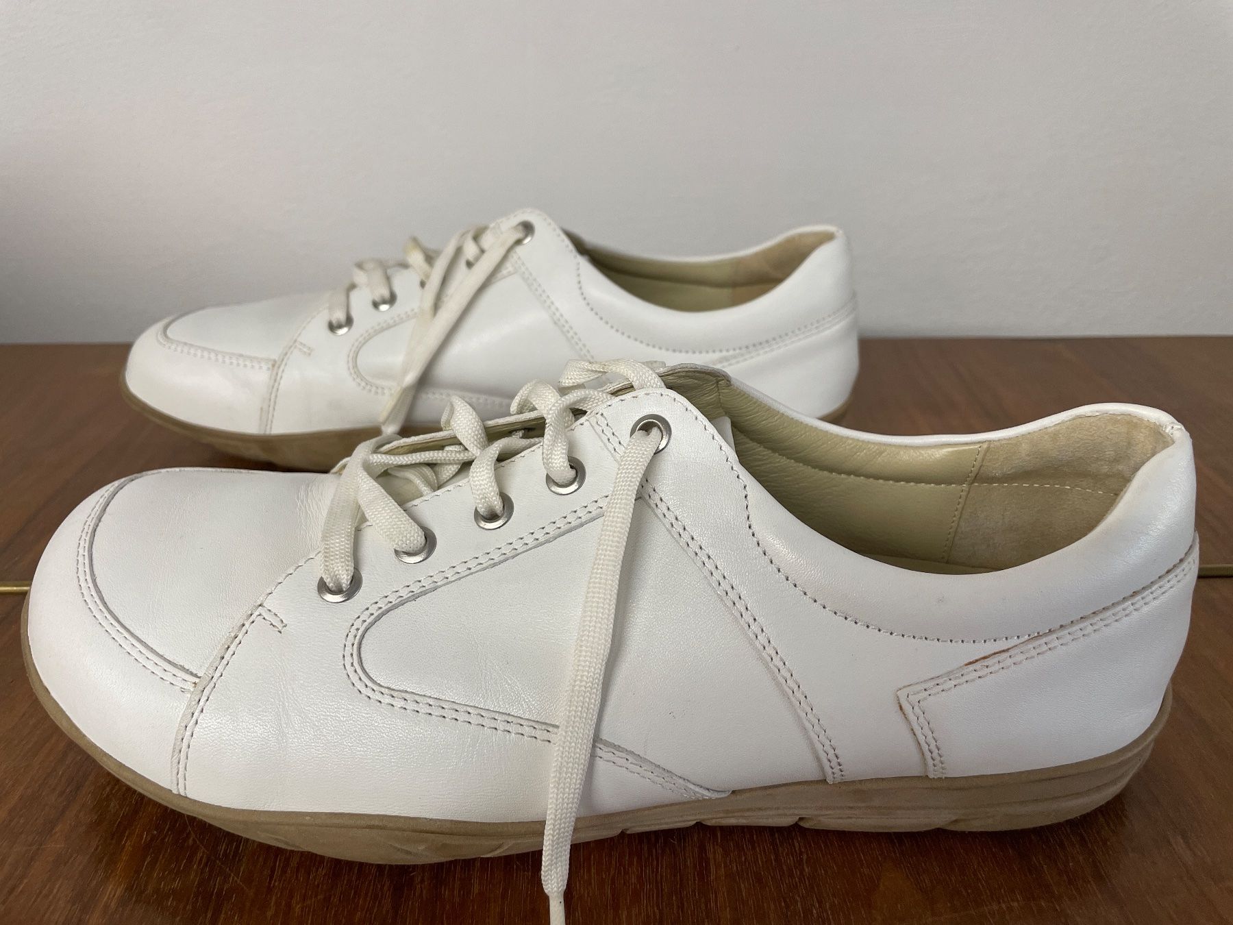Helvesko Scarpe da uomo: Weisse HELVESKO Halbschuhe / Sneaker Gr. 43 – Usato da Frasnacht venduto da GracyStore 2