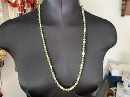 Grüne und cremefarbene Jade-Perlen-Halskette Vintage