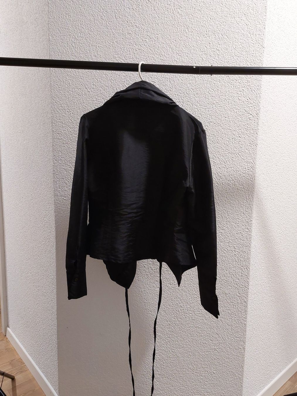 Giacche: Schwarze Jacke mit Gürtel – Usato da Gunzwil venduto da 11G11 1