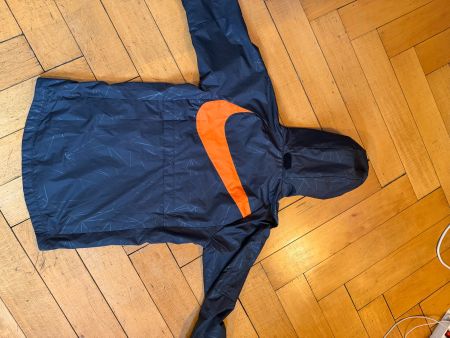 Veste coupe-vent Nike bleu marine à grand swoosh orange
