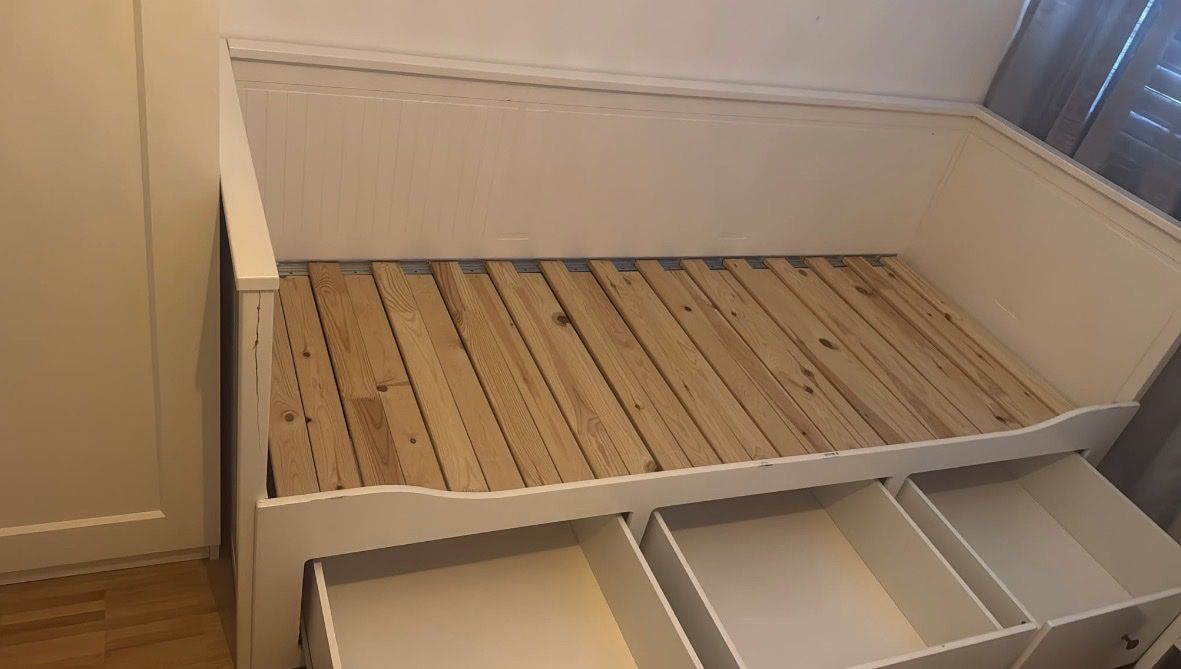 Betten: Bettgestell 90x200 oder 160x 200 mit schublade – Gebraucht aus Zürich von Aquillas