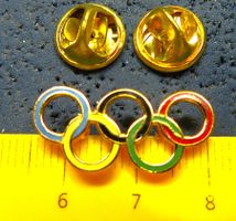 OLYMPIA 5RINGE CUTOUT SCHMUCK-2NÄGEL-PIN KLEIN-FEIN-EDEL