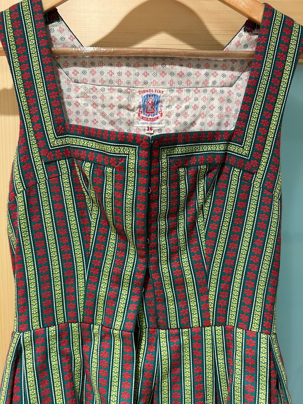 Kostüme: Dirndl mit Bluse & Schürze aus der Dirndl Ecke am Platzl – Gebraucht aus Innertkirchen von Urbachtal 1
