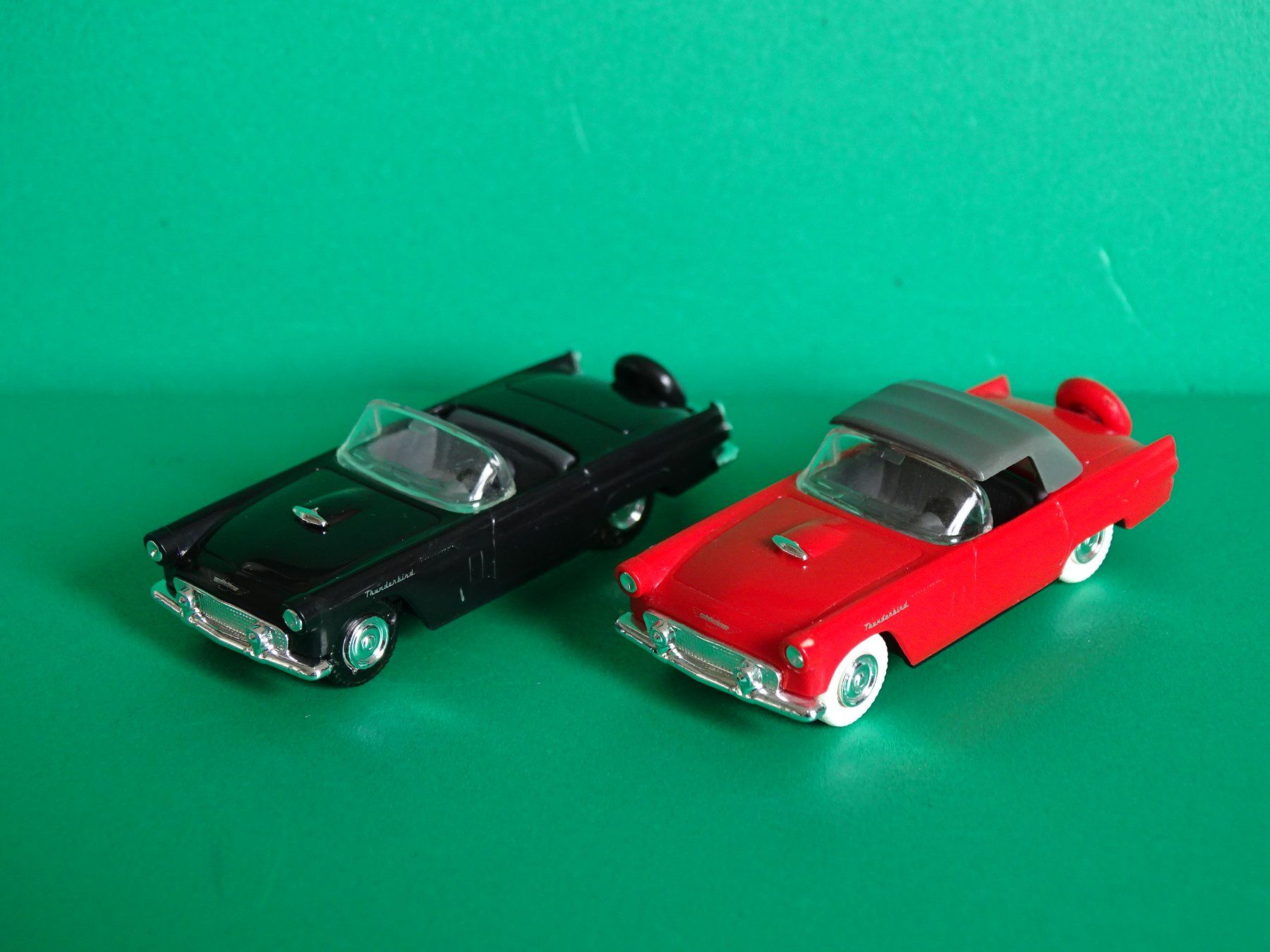 Praliné Modellini d'auto: 2 x Ford T-Bird von Praliné 1/87 – Usato da Bretzwil venduto da Meex