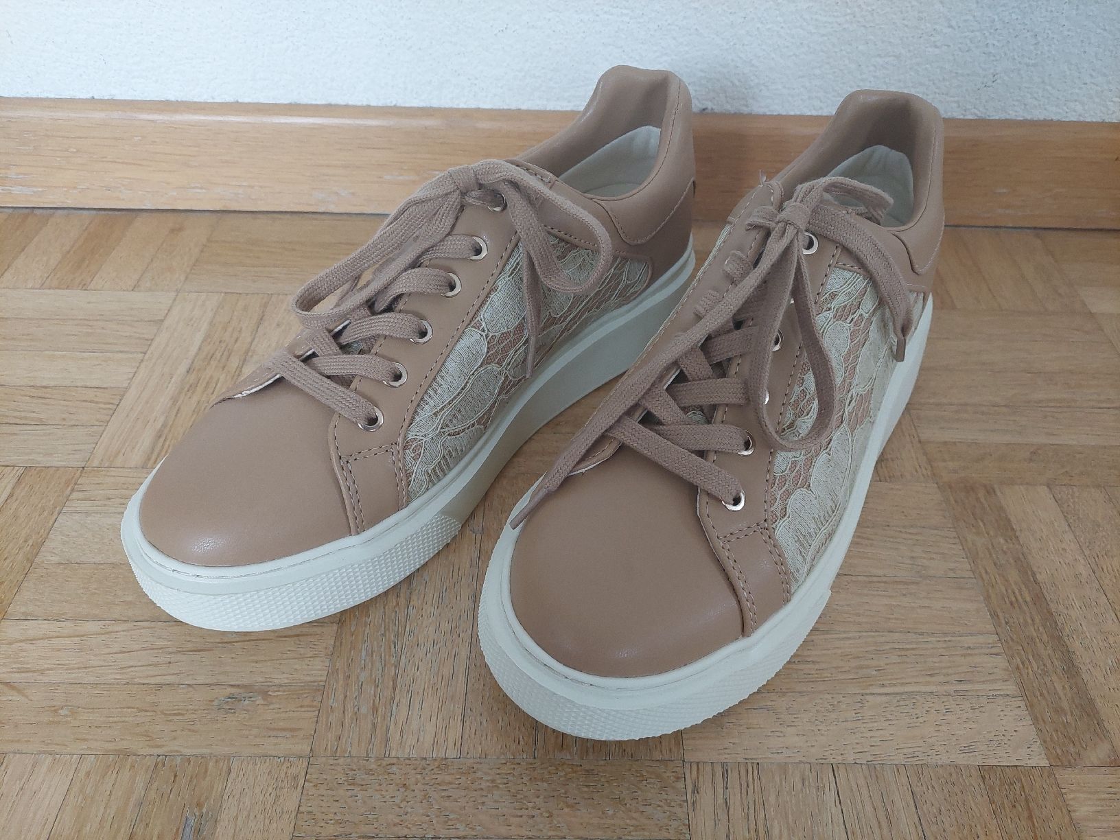 Guess Scarpe da donna: Neu! Guess Sneaker, Beige, Grösse 41 – Nuovo e nell'imballaggio originale da Flims Dorf venduto da Truemorish
