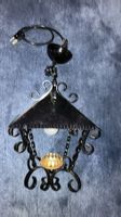 Vecchio lampadario in ferro battuto