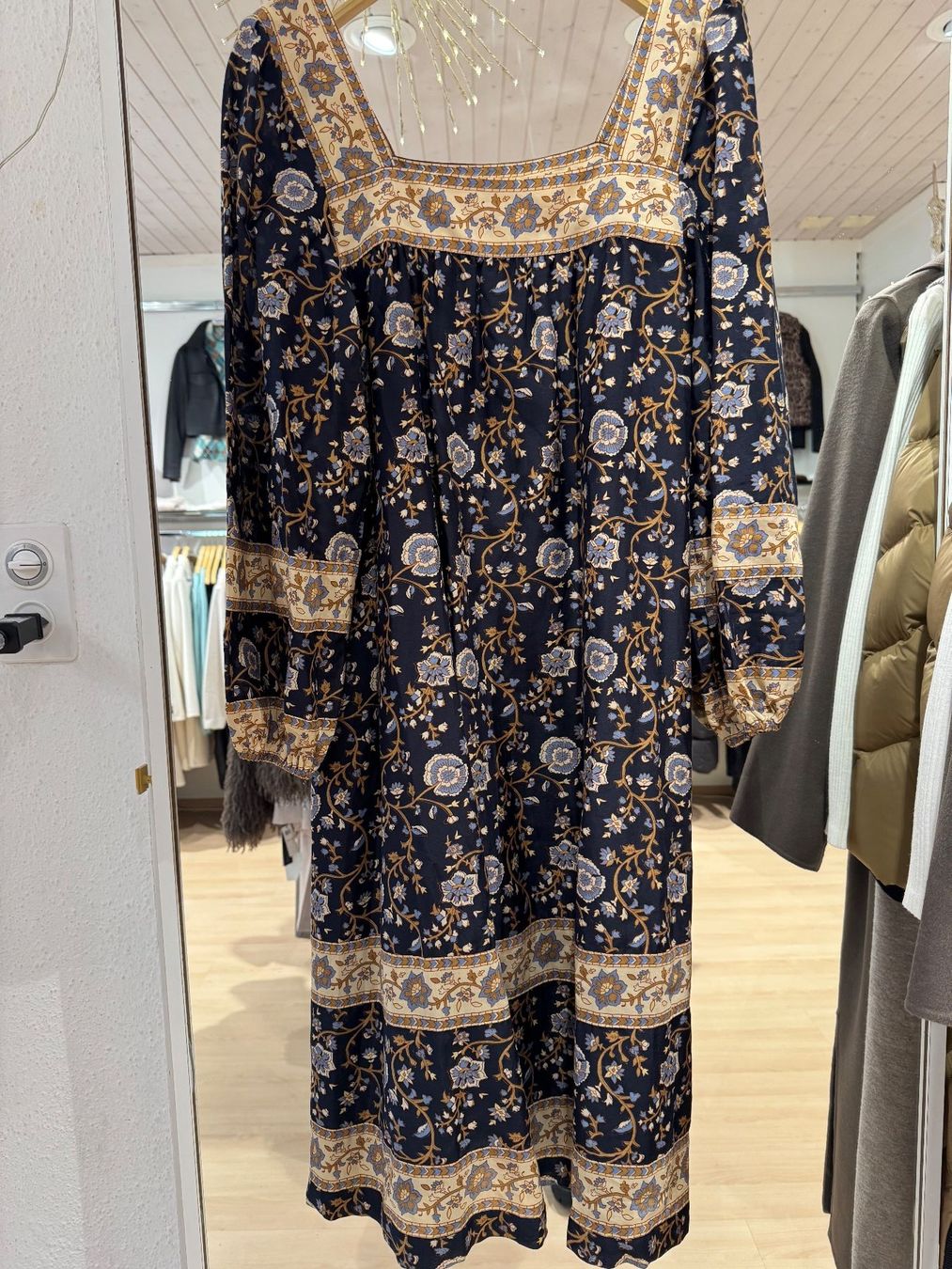 Sezane Vestiti: Sezane Kleid, Gr. 36, Boho-Style, BW / Seide, Top! – Nuovo (secondo la descrizione) da Oberrohrdorf venduto da maggys15 2