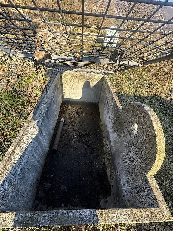 Gabbie, trasporto & Sicurezza: Vasca per raccolta acqua in granito – Usato da Mendrisio venduto da tho_nf5j