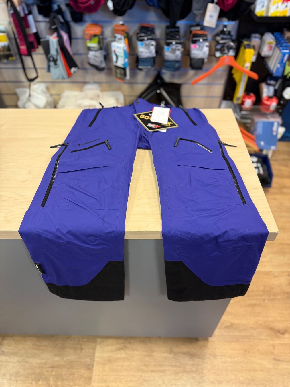 Peak Performance Hosen: Peak Performance HE Gravity Pants Gore-Tex Grösse M, NEU – Neu und originalverpackt aus Thusis von Strimer0 1