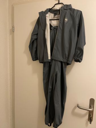 Grauer Regenanzug, Jacke und Regenhose Gr. 122/128