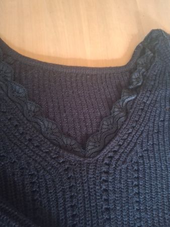Pull col en V taille L marque Vila