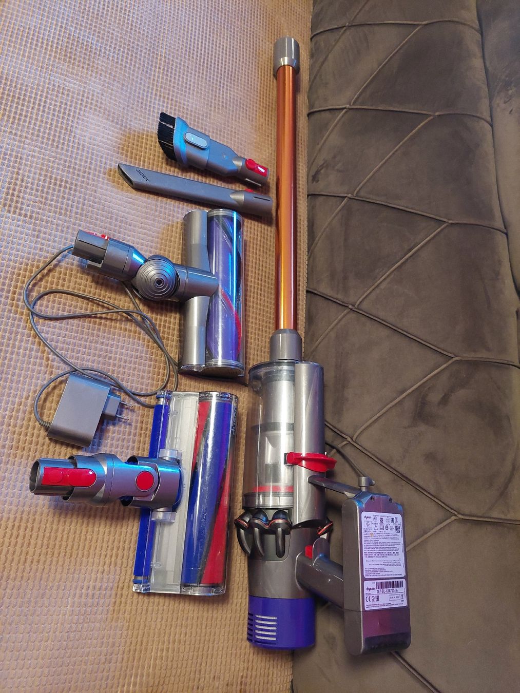 Dyson Aspirapolveri & Accessori: Dyson v10 ocassion – Usato da Meyrin venduto da aki_1971 4