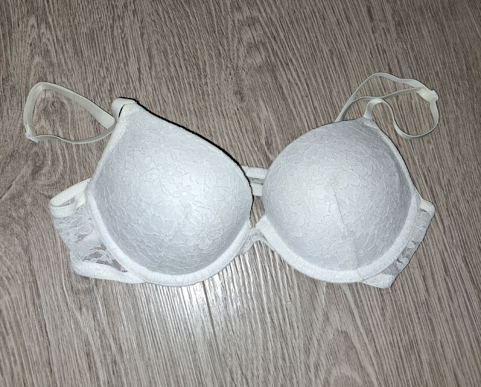 Sonstige Unterwäsche: Weisser Spitzen-BH, Grösse 75B – Gebraucht aus Wetzikon ZH von secondhandsfashion