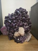 Amethyst Druse mit Calcit-Kristall - Tiefviolett & Naturpur
