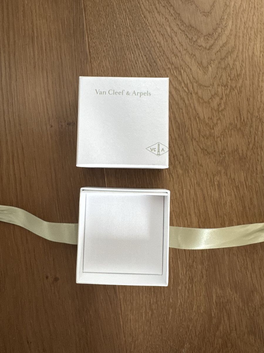 Sonstige Dekorationen & Accessoires: Van Cleef & Arpels Geschenkbox – Neu (gemäss Beschreibung) aus Volketswil von Jan.17 2