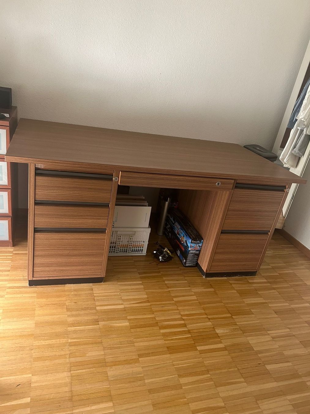 Scrivanie: Stabiler, hochwertiger Bürotisch aus massivem Material – Usato da Rüti - ZH venduto da Elturco31 5