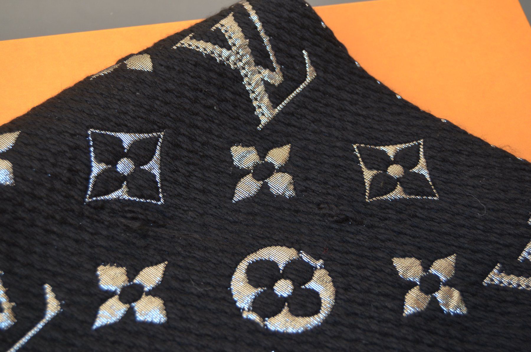 Louis Vuitton Foulards & écharpes: Louis Vuitton Schal / écharpe – D'occasion à Collonges par Auganien 9